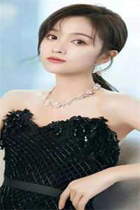 美女露出粉嫩尿口图片