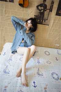 穿比基尼挠美女脚心
