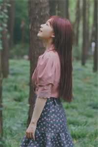 男子扒开美女的私处舔
