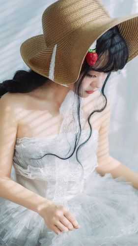 一小孩扒开芭比娃娃的衣服