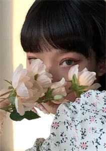 跪在女同学的足下当脚奴