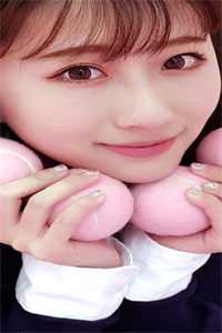 姬小满裸妆妆前乳发呆