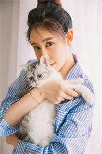 把美女抱到厕所里亲吻