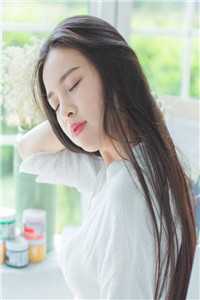 美女脱衣服露胸